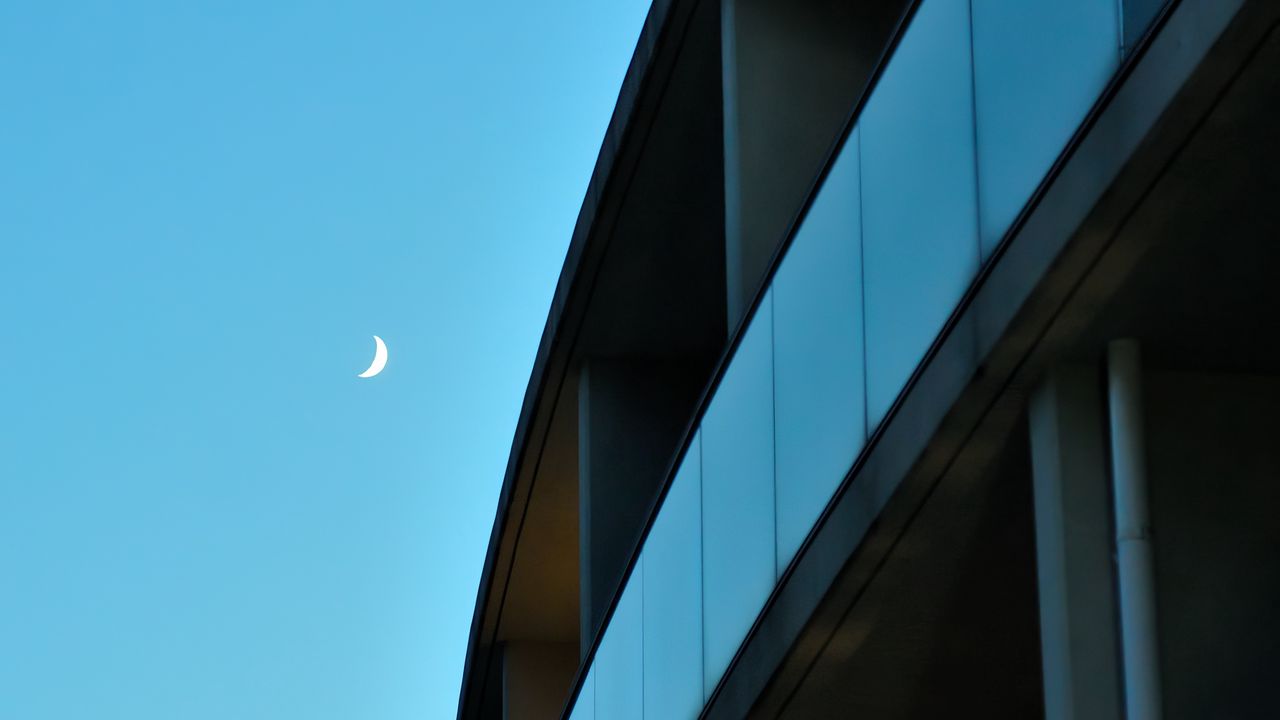 Обои фасад, здание, небо, луна, синий