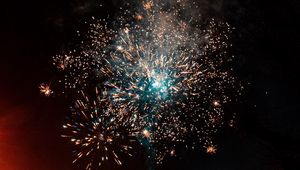 Превью обои фейерверк, искры, дым, небо, ночь