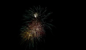 Превью обои фейерверк, искры, небо, ночь, праздник, темный