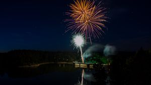 Превью обои фейерверк, искры, ночь, вода