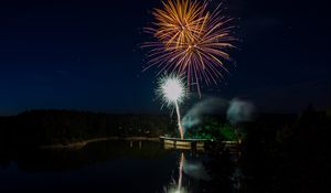Превью обои фейерверк, искры, ночь, вода