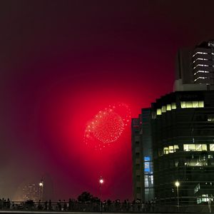 Превью обои фейерверк, искры, огни, свечение, небо