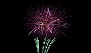Превью обои фейерверк, искры, темнота, праздник, огни