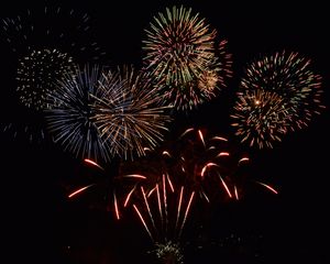 Превью обои фейерверк, искры, взрывы, праздник, темный