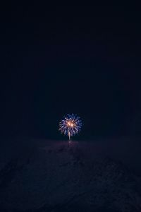 Превью обои фейерверк, ночь, горы, темнота, темный