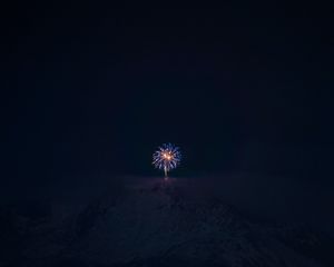 Превью обои фейерверк, ночь, горы, темнота, темный