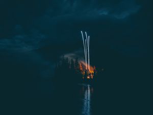 Превью обои фейерверк, ночь, темный, берег, озеро