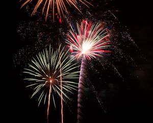 Превью обои фейерверк, взрывы, искры, огни, праздник