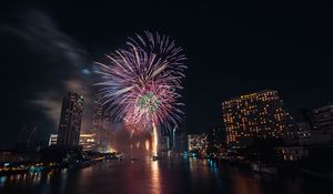 Превью обои фейерверк, взрывы, искры, город, вода, праздник