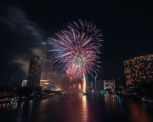 Превью обои фейерверк, взрывы, искры, город, вода, праздник