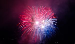 Превью обои фейерверк, взрывы, искры, свет, темный