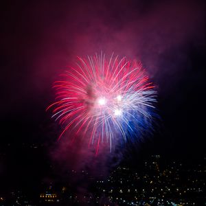 Превью обои фейерверк, взрывы, искры, свет, темный