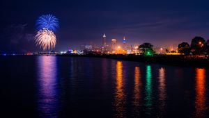 Превью обои фейерверк, взрывы, искры, свет, фиолетовый, темный