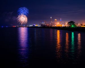 Превью обои фейерверк, взрывы, искры, свет, фиолетовый, темный