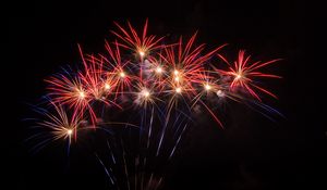 Превью обои фейерверки, искры, темнота, свечение