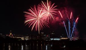 Превью обои фейерверки, искры, взрывы, ночь, праздник, темный