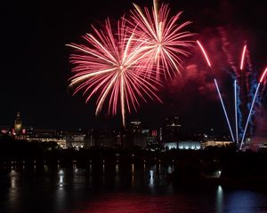 Превью обои фейерверки, искры, взрывы, ночь, праздник, темный