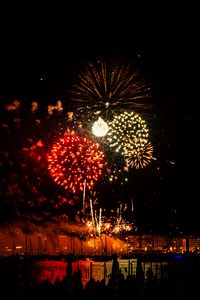 Превью обои фейерверки, салюты, огни, свечение, праздник, ночь, темный