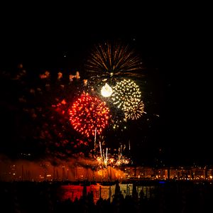 Превью обои фейерверки, салюты, огни, свечение, праздник, ночь, темный