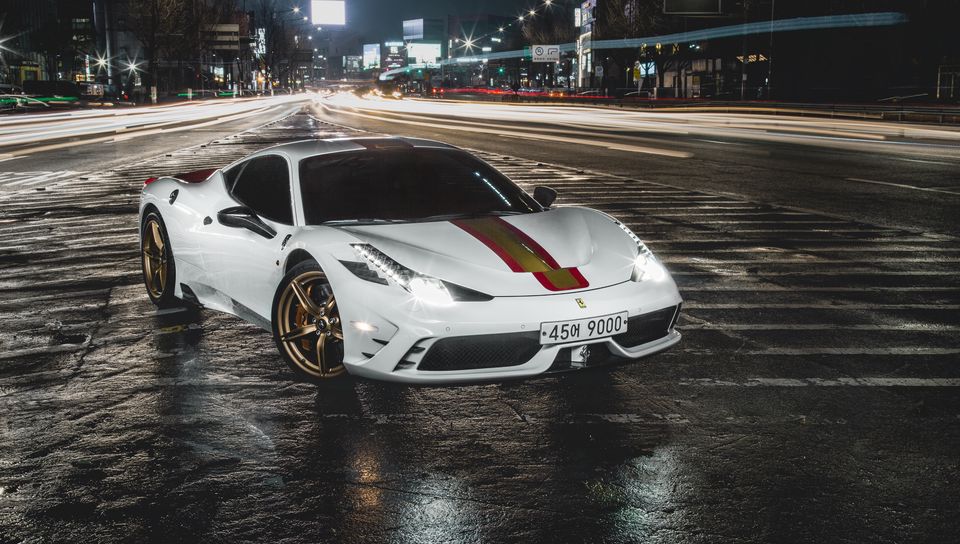 Скачать 960x544 Ferrari 458, Ferrari, Автомобиль, Белый, Ночь.