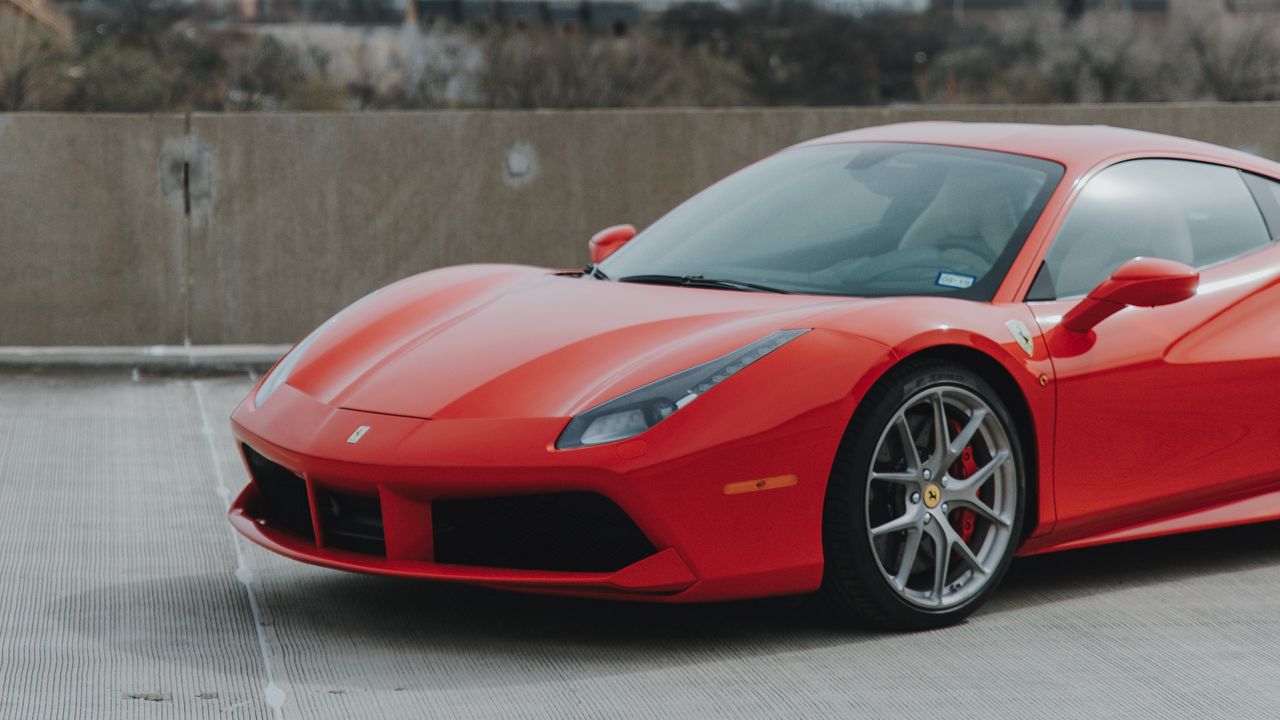 Красный спорткар Ferrari 458