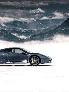 Превью обои ferrari 458 italia, ferrari, спорткар, серый, вид сбоку, снег, горы, зима