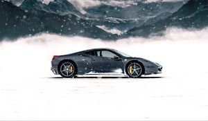 Превью обои ferrari 458 italia, ferrari, спорткар, серый, вид сбоку, снег, горы, зима