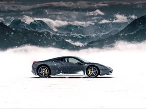 Превью обои ferrari 458 italia, ferrari, спорткар, серый, вид сбоку, снег, горы, зима