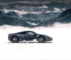 Превью обои ferrari 458 italia, ferrari, спорткар, серый, вид сбоку, снег, горы, зима