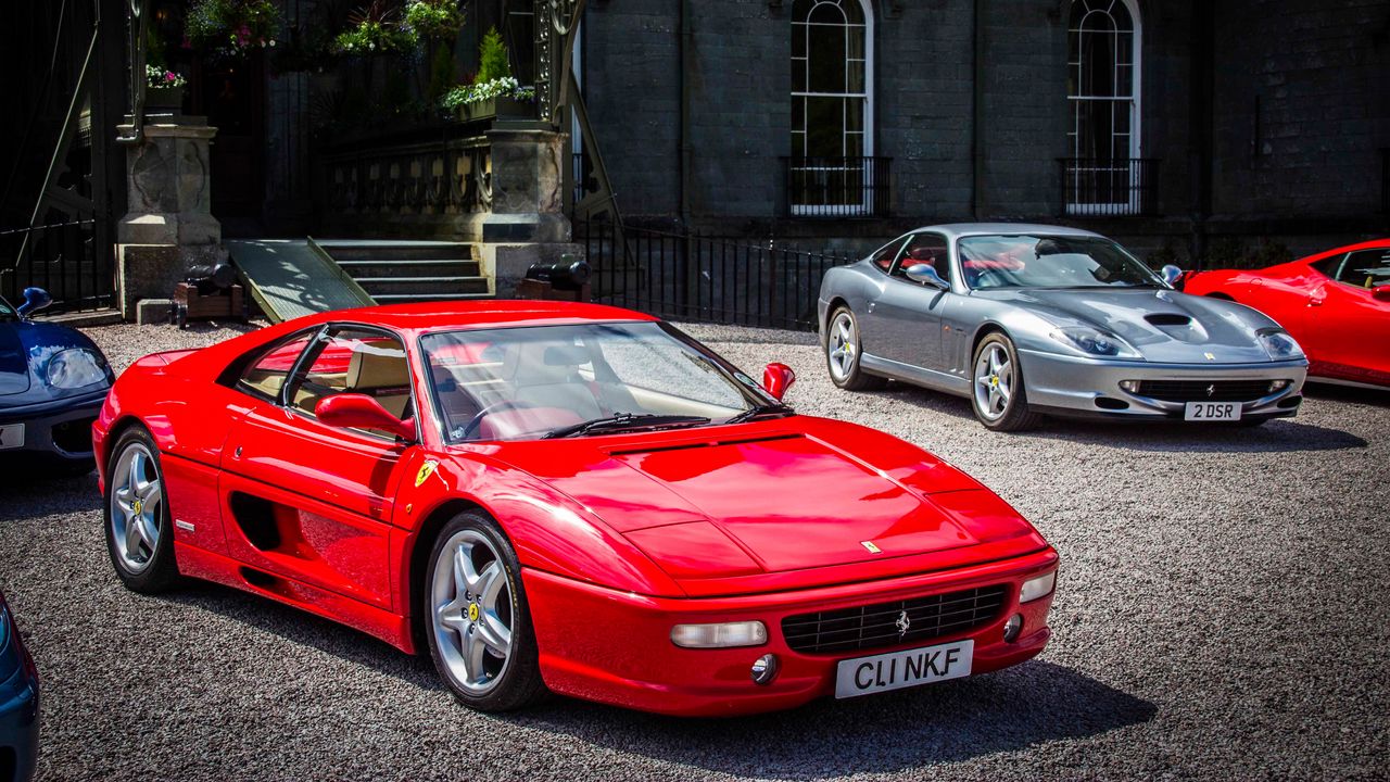 Обои ferrari, автомобиль, красный, стоянка, спорткар