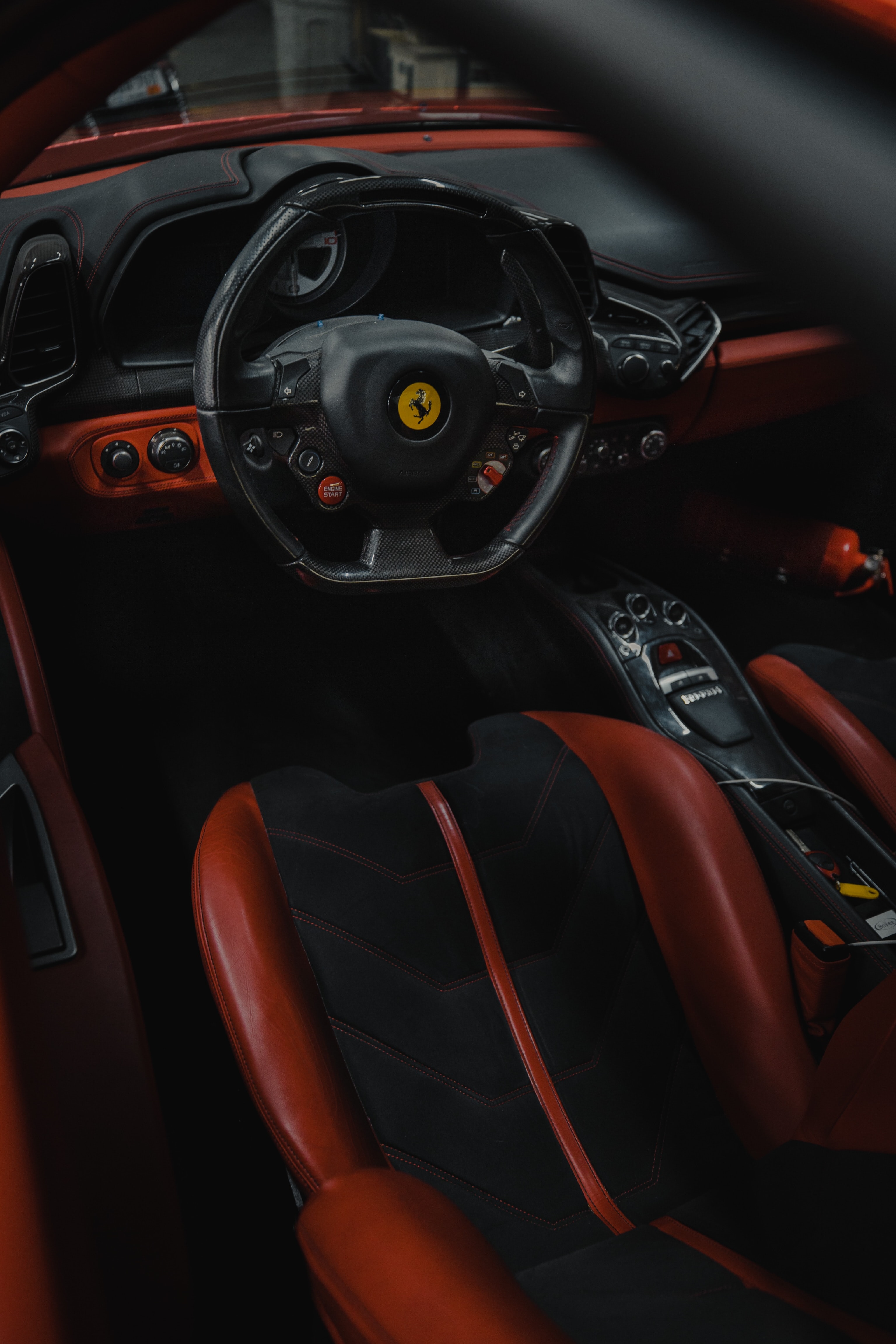 Скачать 3072x4608 ferrari, автомобиль, руль, сидение, салон, красный обои,  картинки