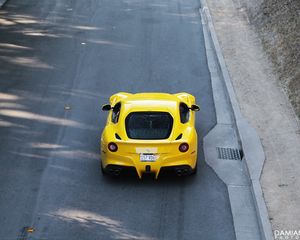 Превью обои ferrari, автомобиль, спорткар, желтый, вид сверху