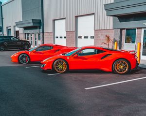 Превью обои ferrari, автомобили, спорткары, красный, стоянка, здание