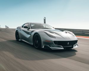 Превью обои ferrari f12, ferrari, машина, спорткар, серый, скорость, асфальт