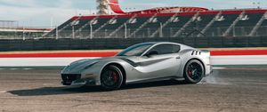 Превью обои ferrari f12, ferrari, машина, спорткар, серый, вид сбоку, трасса