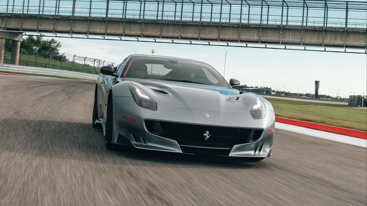 Обои ferrari f12, ferrari, машина, спорткар, серый, трасса, скорость