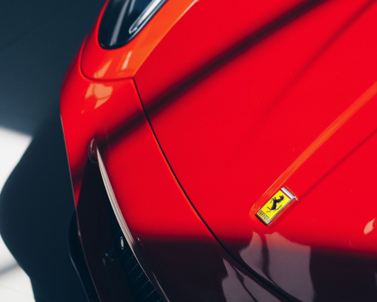 Скачать 1280x1024 ferrari, машина, спорткар, красный, эмблема обои,  картинки стандарт 5:4