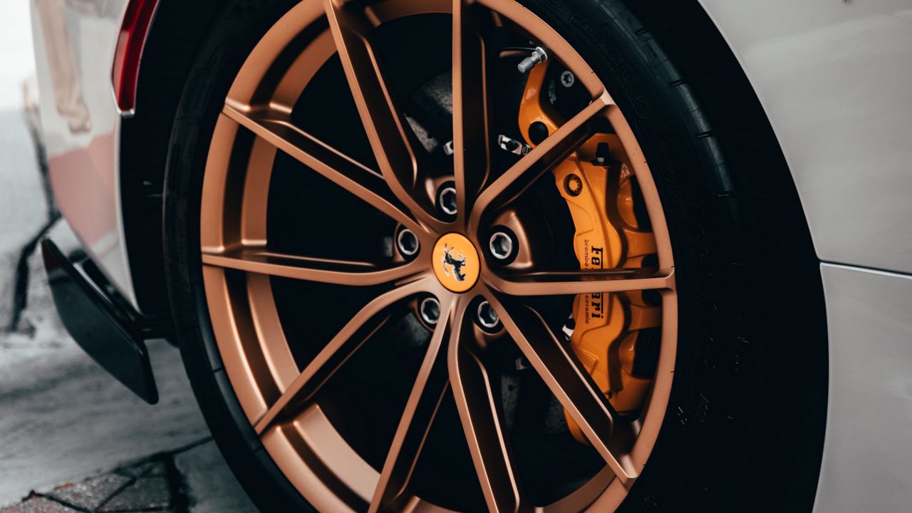 Обои ferrari, машина, спорткар, белый, колесо