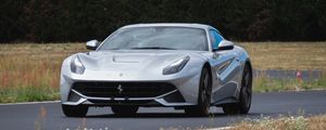 Превью обои ferrari, спорткар, автомобиль, вид спереди, дорога
