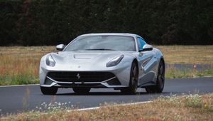 Превью обои ferrari, спорткар, автомобиль, вид спереди, дорога