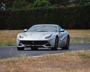 Превью обои ferrari, спорткар, автомобиль, вид спереди, дорога
