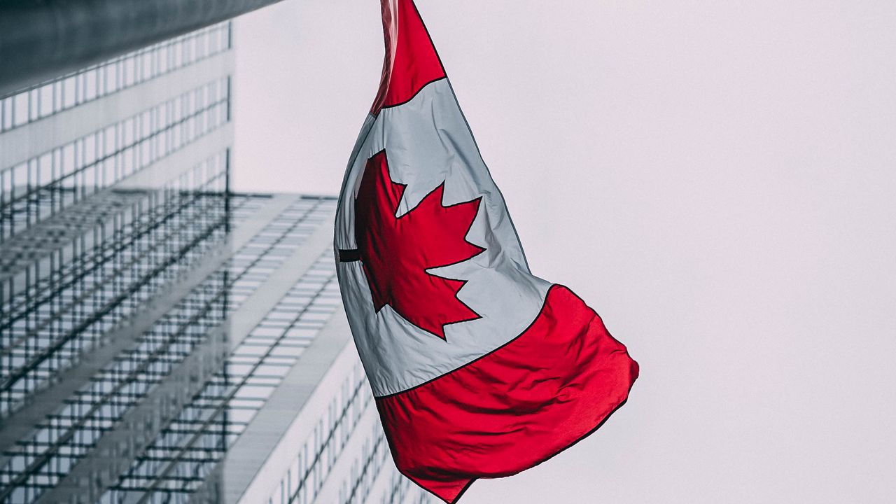 Обои флаг, канада, здания, небоскребы, флагшток