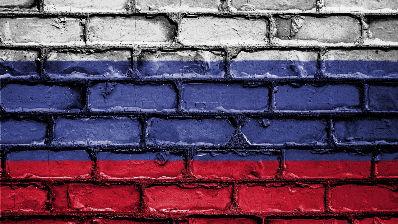 Обои флаг, россия, стена, краска, символика