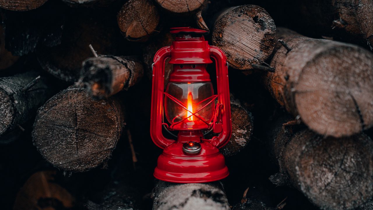 Обои фонарь, красный, дрова, огонь, свет
