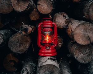 Превью обои фонарь, красный, дрова, огонь, свет