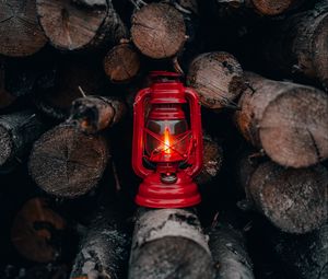 Превью обои фонарь, красный, дрова, огонь, свет