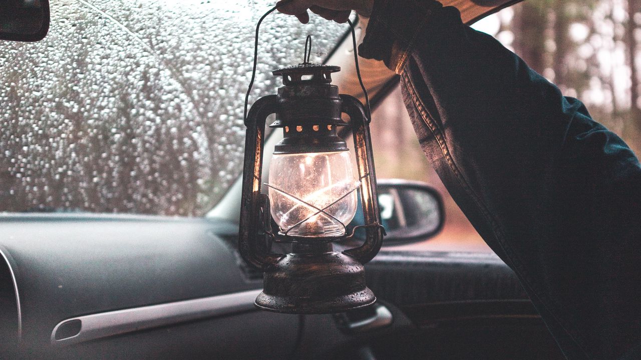 Обои фонарь, лампа, рука, автомобиль, путешествие