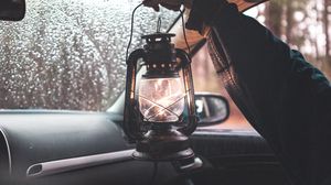 Превью обои фонарь, лампа, рука, автомобиль, путешествие