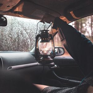Превью обои фонарь, лампа, рука, автомобиль, путешествие