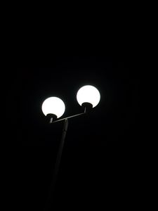 Превью обои фонарь, ночь, свет, шары, минимализм, чб